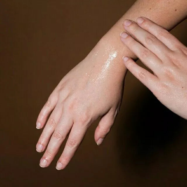 Close up of Bio-Oil Dry Skin Gel 50ml container label highlighting shea butter niacinamide urea chamomile and vitamin E key ingredients