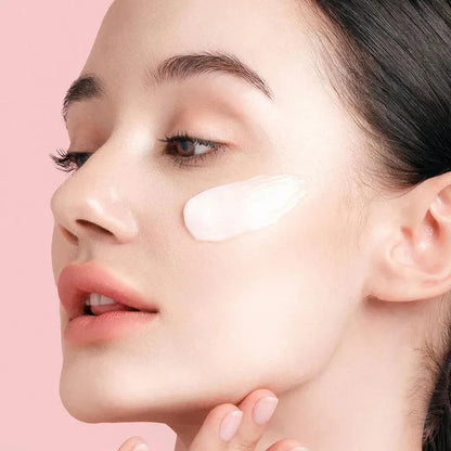 Skintific SymWhite 377 Gel texture close-up SymWhite 377 niacinamide vitamin C formula