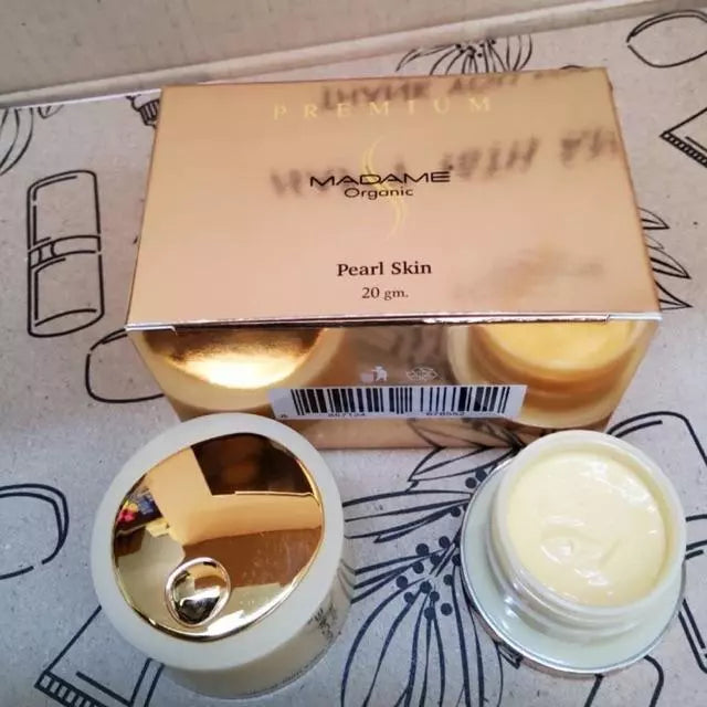 MADAME ORGANIC Cream texture close-up lightweight fast-absorbing formula Collagen Amino Acids natural extracts
