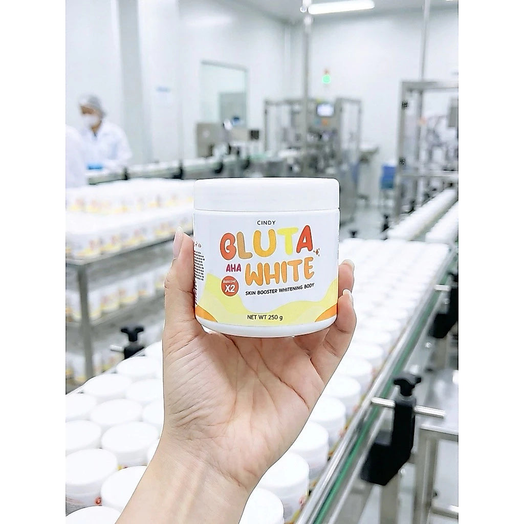 Cindy Gluta White Body Cream texture close-up velvety non-sticky fast-absorbing formula baby powder scent